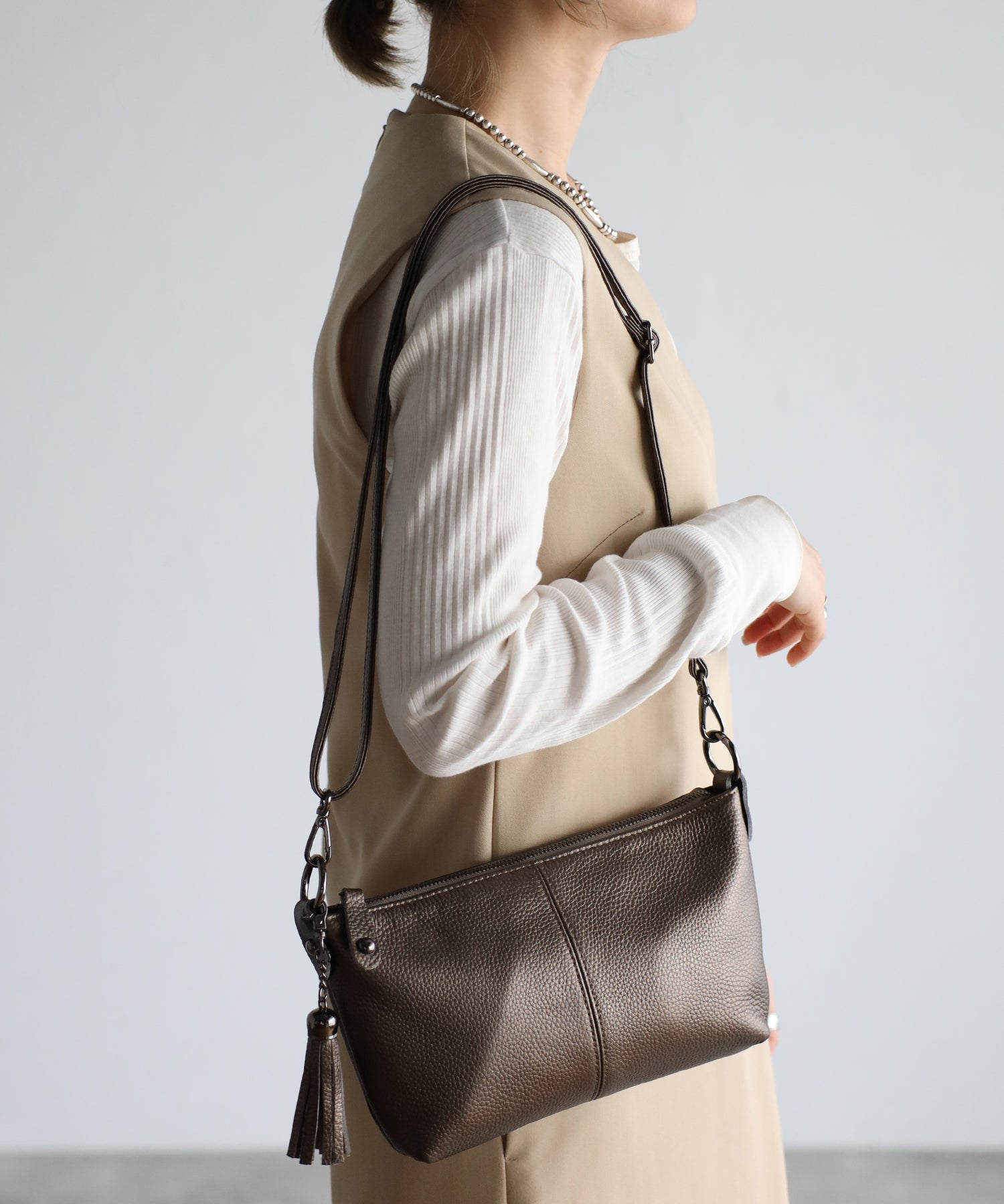 グッシオ GUSCIO 本革 ミニショルダーバッグ タッセル付き クロスボディ シュリンク （BRONZE） BRONZE