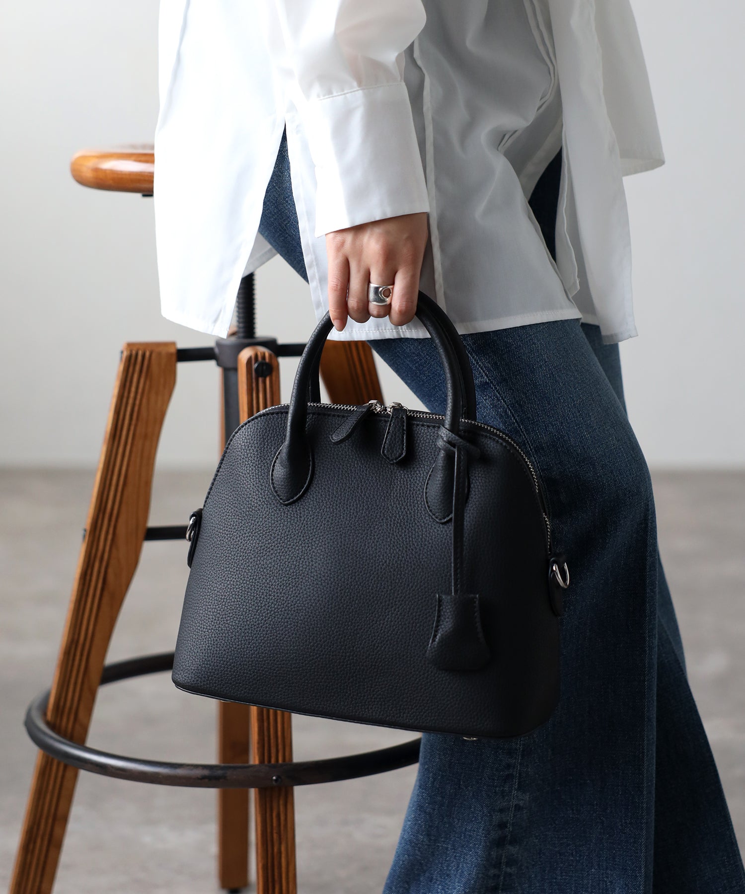 グッシオ GUSCIO 牛革ラウンドミニボストン （BLACK） BLACK