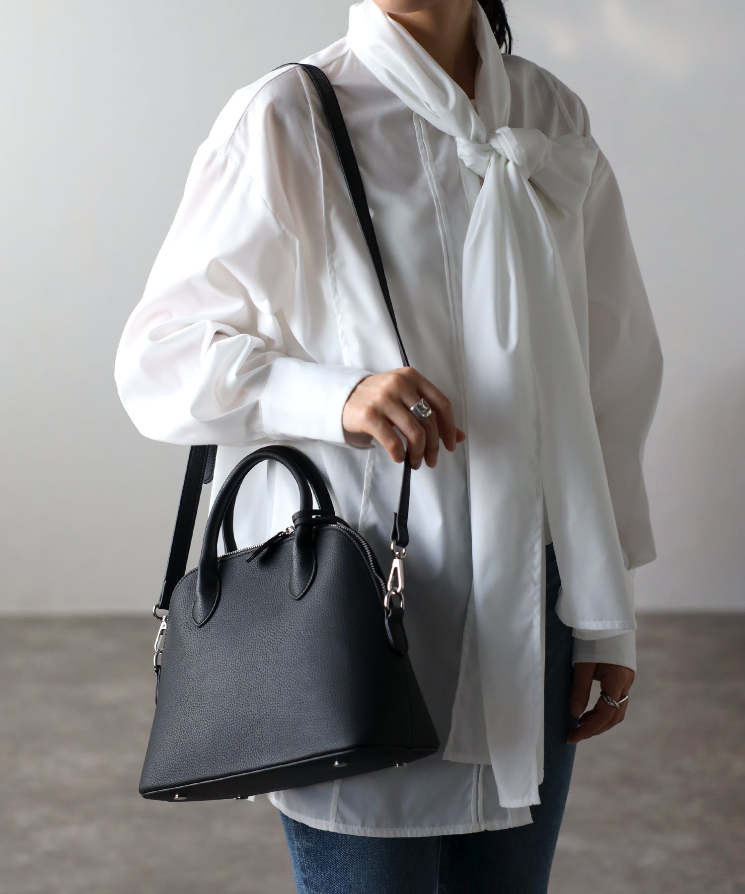 グッシオ GUSCIO 牛革ラウンドミニボストン （BLACK） BLACK