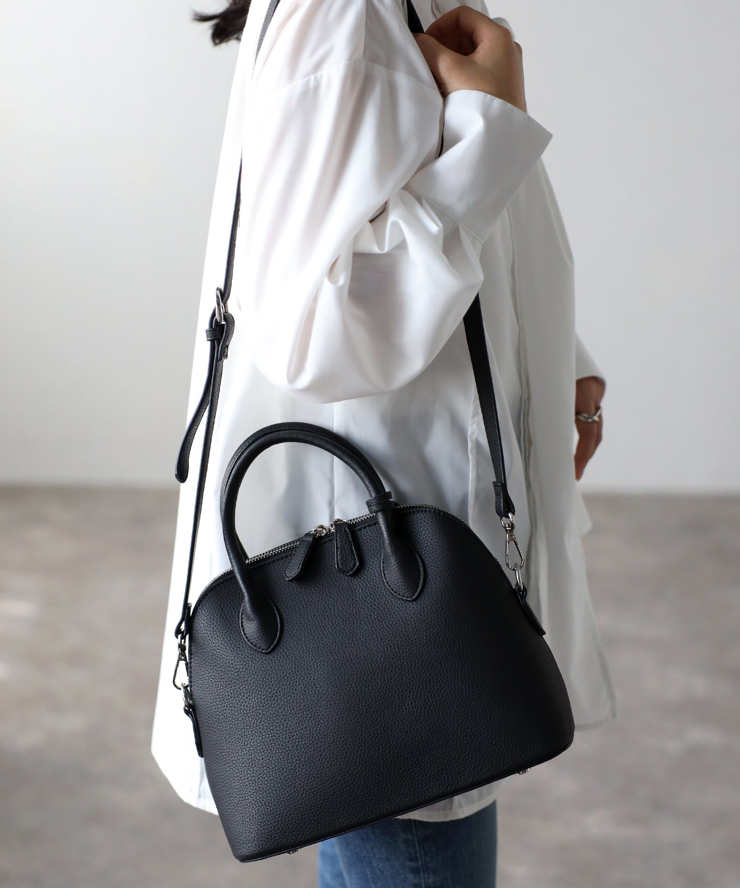 グッシオ GUSCIO 牛革ラウンドミニボストン （BLACK） BLACK