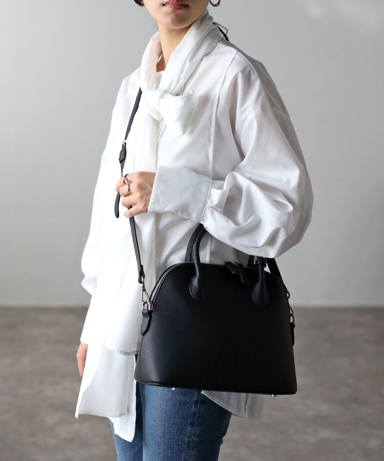 グッシオ GUSCIO 牛革ラウンドミニボストン （BLACK） BLACK