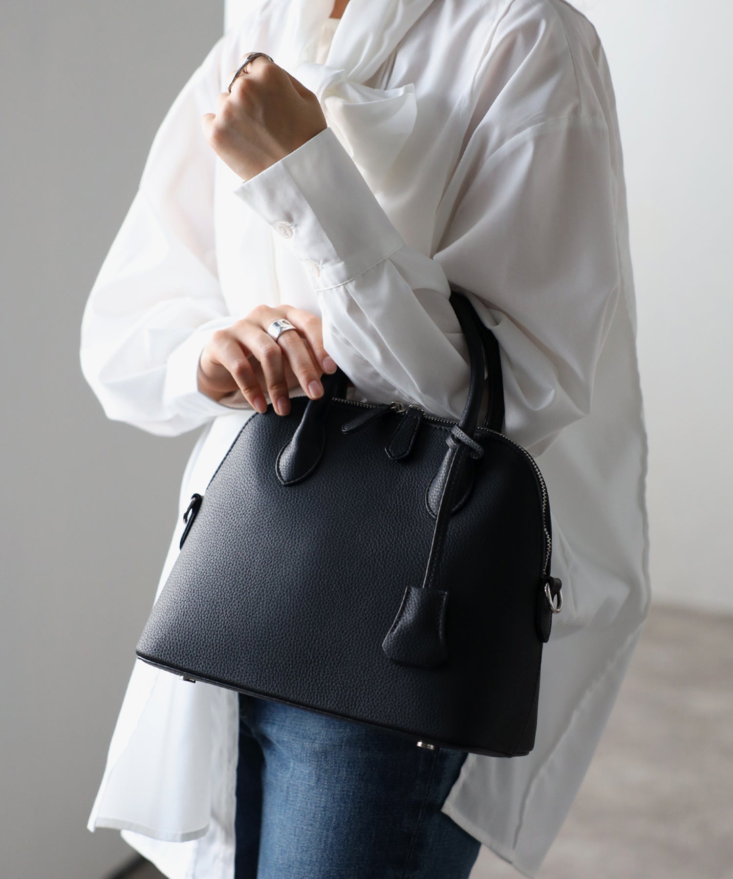 グッシオ GUSCIO 牛革ラウンドミニボストン （BLACK） BLACK