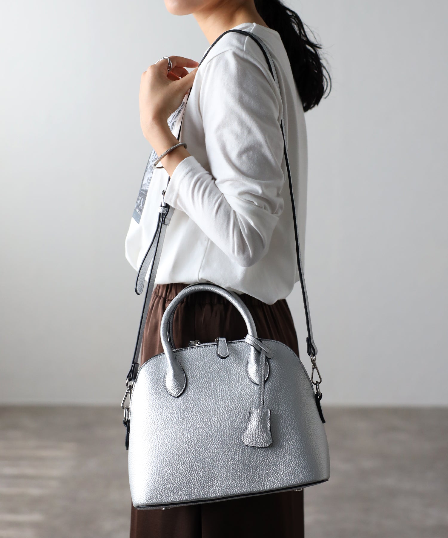 グッシオ GUSCIO 牛革ラウンドミニボストン （SILVER） SILVER