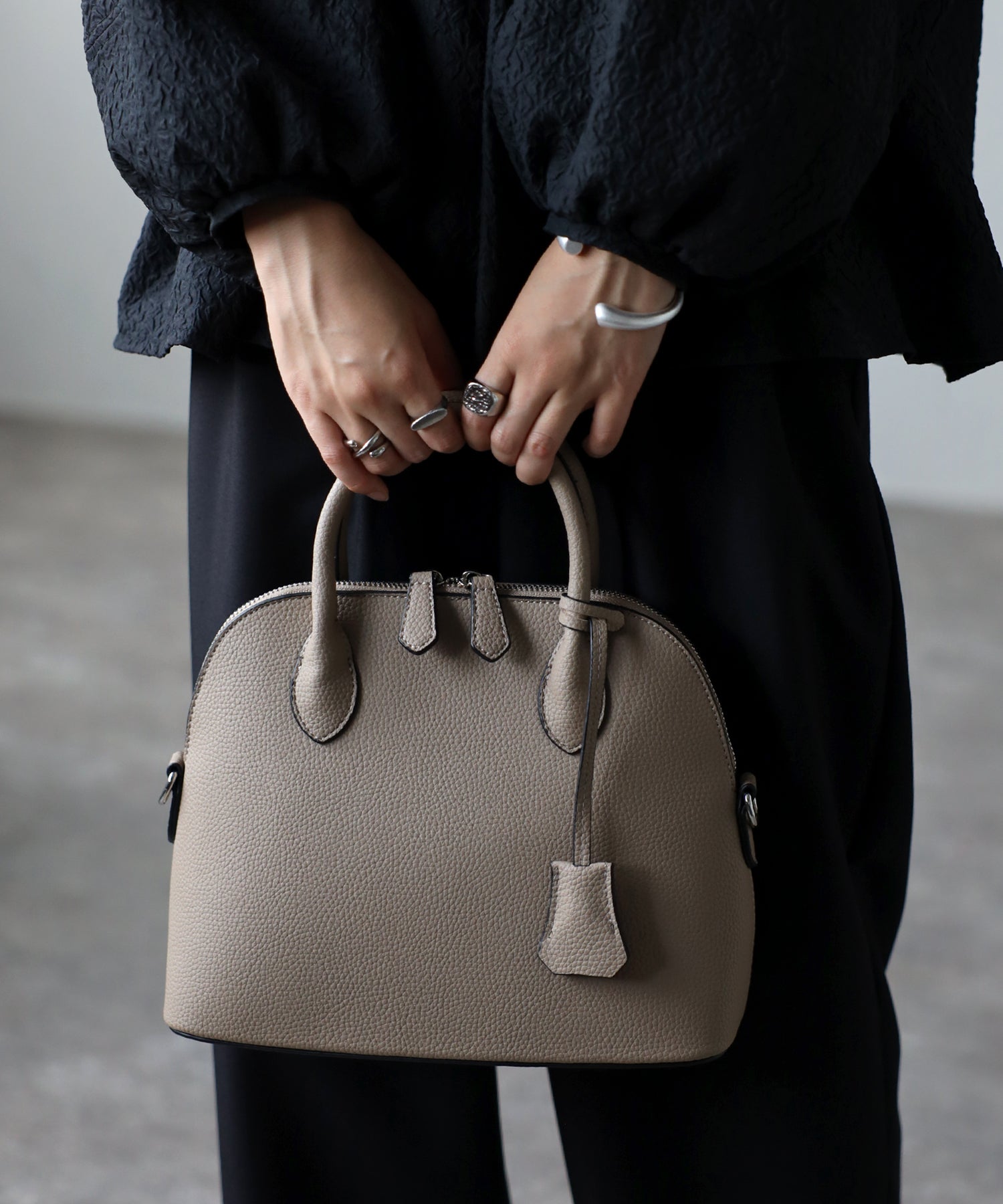 グッシオ GUSCIO 牛革ラウンドミニボストン （BEIGE） BEIGE