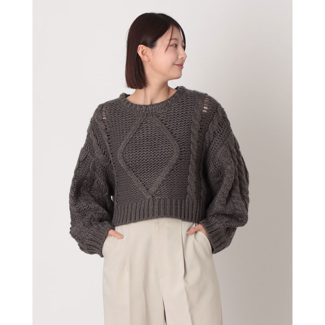 ヒューマンセカンドオケージョン Human 2nd Occasion ロービングケーブルショート丈ニットプルオーバー （チャコールグレー） チャコールグレー