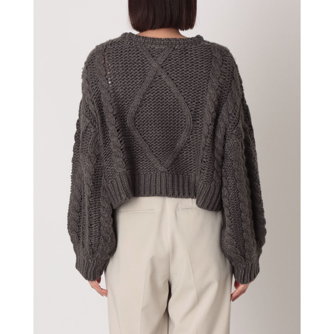 ヒューマンセカンドオケージョン Human 2nd Occasion ロービングケーブルショート丈ニットプルオーバー （チャコールグレー） チャコールグレー