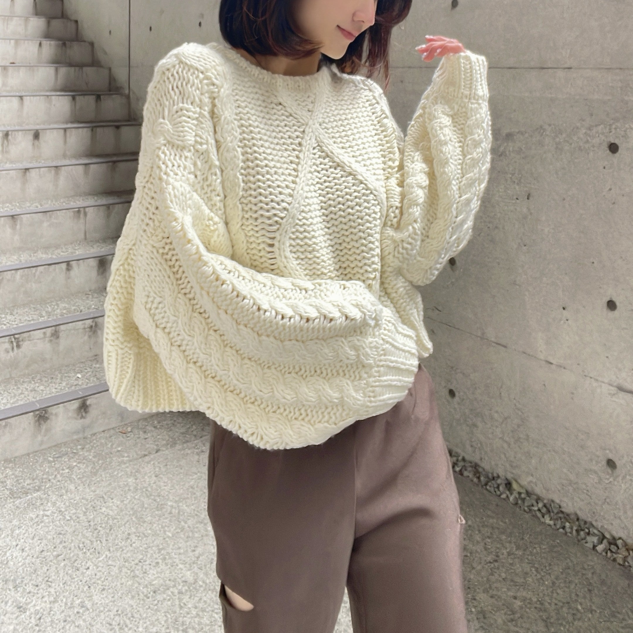 ヒューマンセカンドオケージョン Human 2nd Occasion ロービングケーブルショート丈ニットプルオーバー （チャコールグレー） チャコールグレー