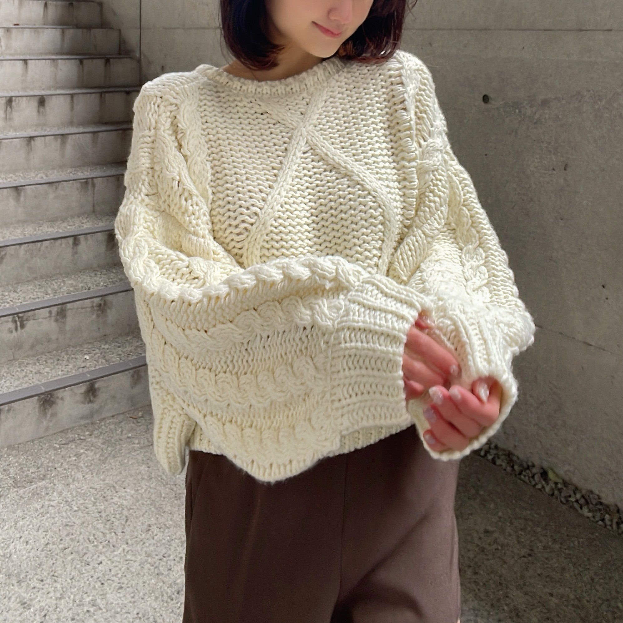 ヒューマンセカンドオケージョン Human 2nd Occasion ロービングケーブルショート丈ニットプルオーバー （チャコールグレー） チャコールグレー