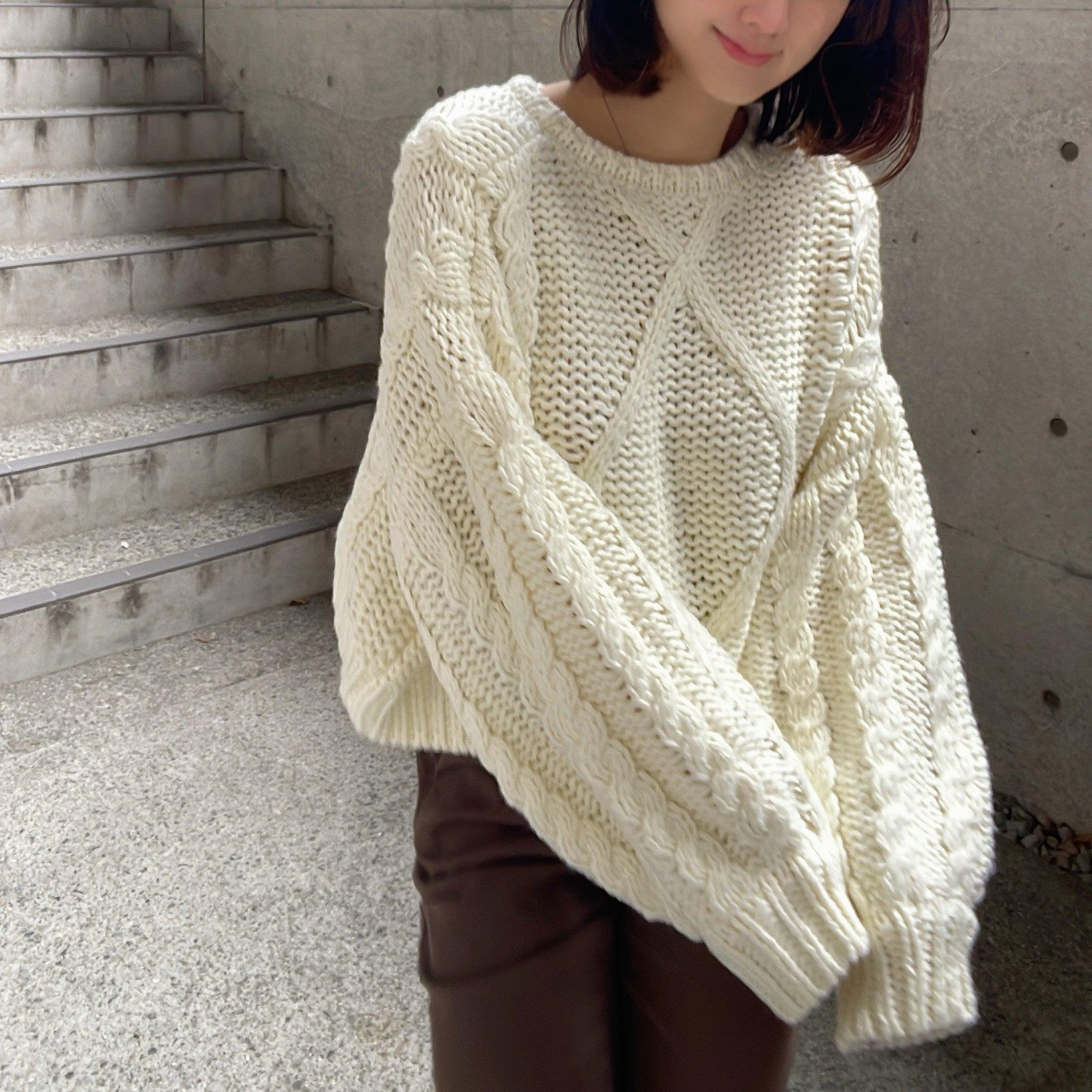 ヒューマンセカンドオケージョン Human 2nd Occasion ロービングケーブルショート丈ニットプルオーバー （チャコールグレー） チャコールグレー