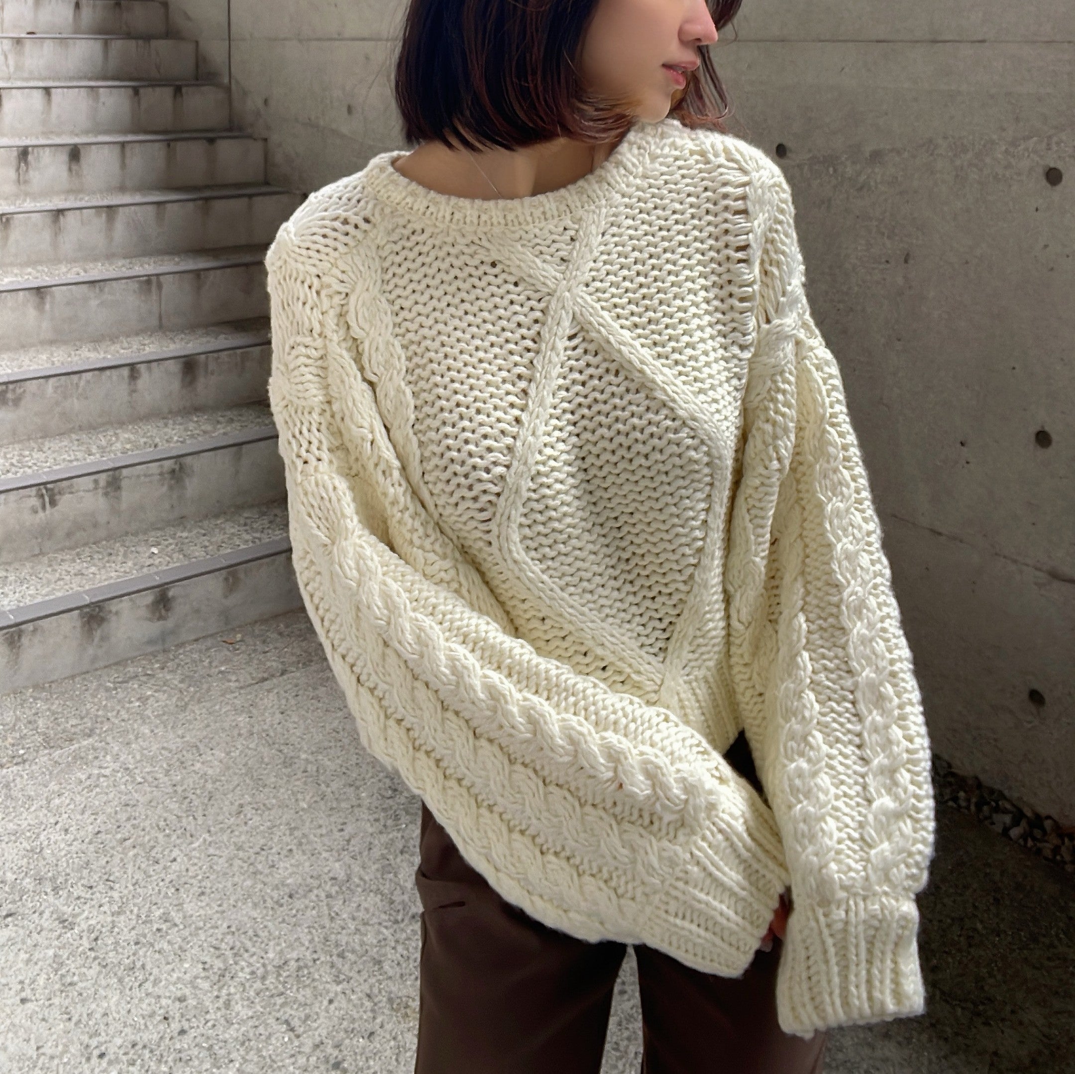 ヒューマンセカンドオケージョン Human 2nd Occasion ロービングケーブルショート丈ニットプルオーバー （チャコールグレー） チャコールグレー
