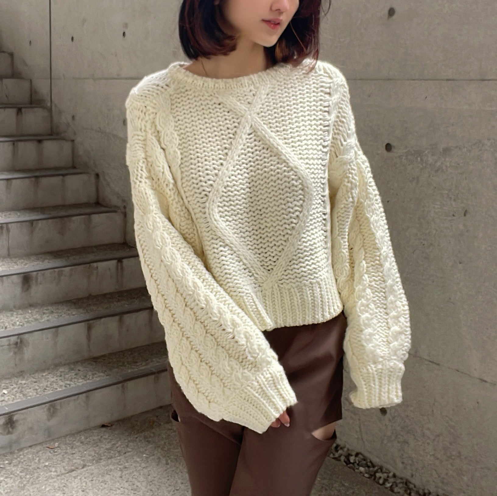 ヒューマンセカンドオケージョン Human 2nd Occasion ロービングケーブルショート丈ニットプルオーバー （チャコールグレー） チャコールグレー