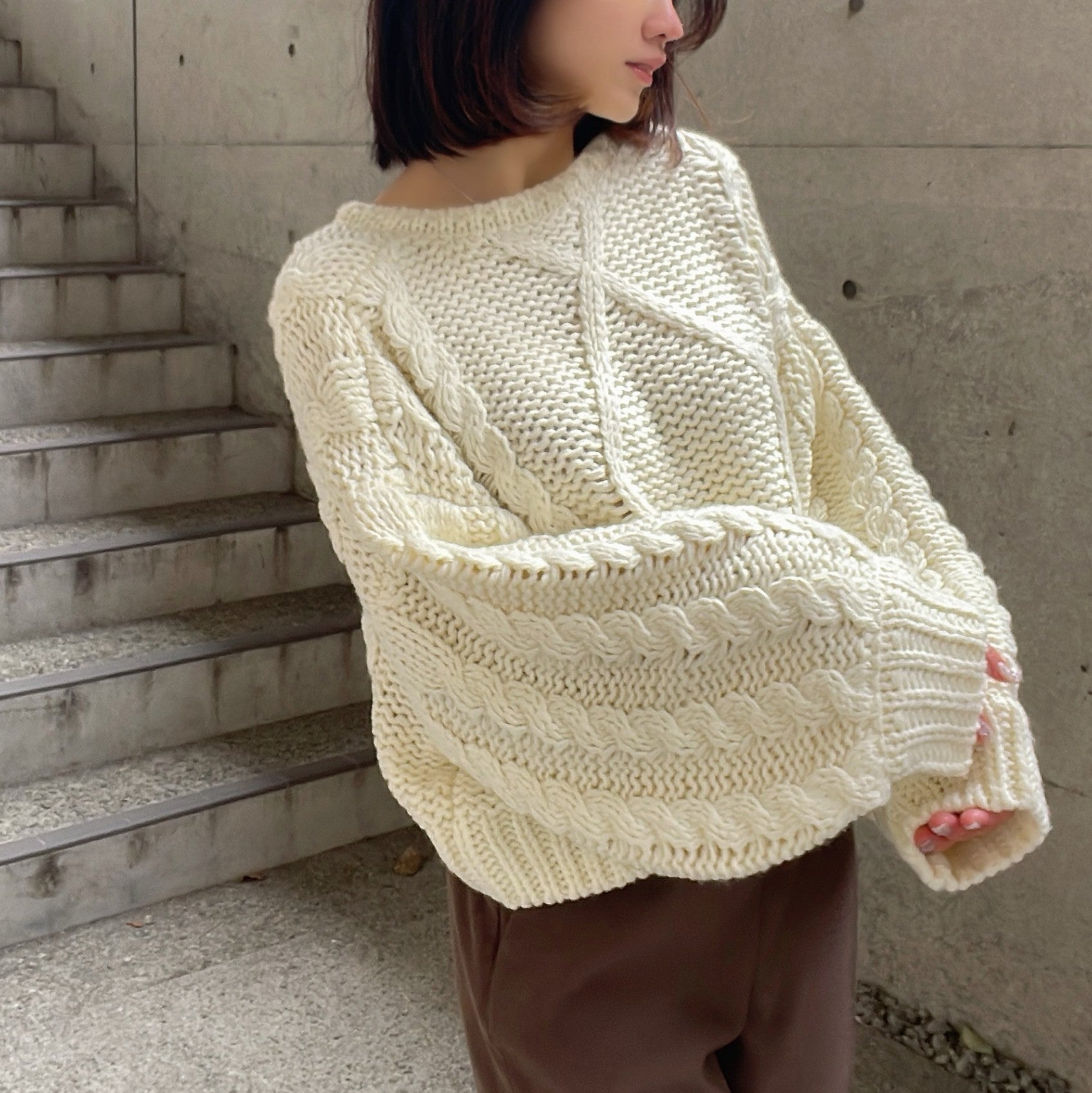 ヒューマンセカンドオケージョン Human 2nd Occasion ロービングケーブルショート丈ニットプルオーバー （チャコールグレー） チャコールグレー