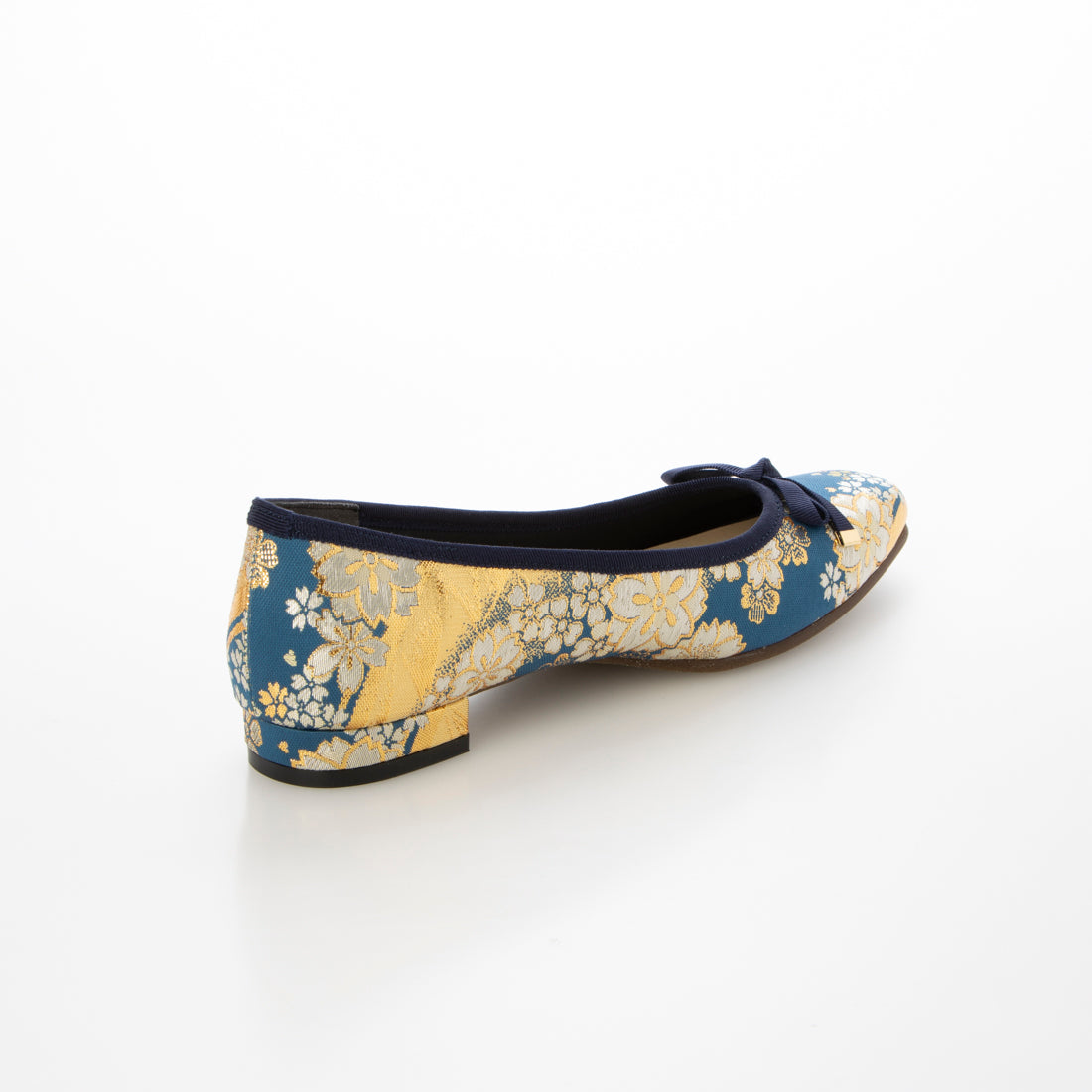 Hakimono (Footwear) [Made in Japan] [Footwear] [Patent Obtained Manufacturing Method] Flat shoes made from Nishijin-ori and kimono materials.