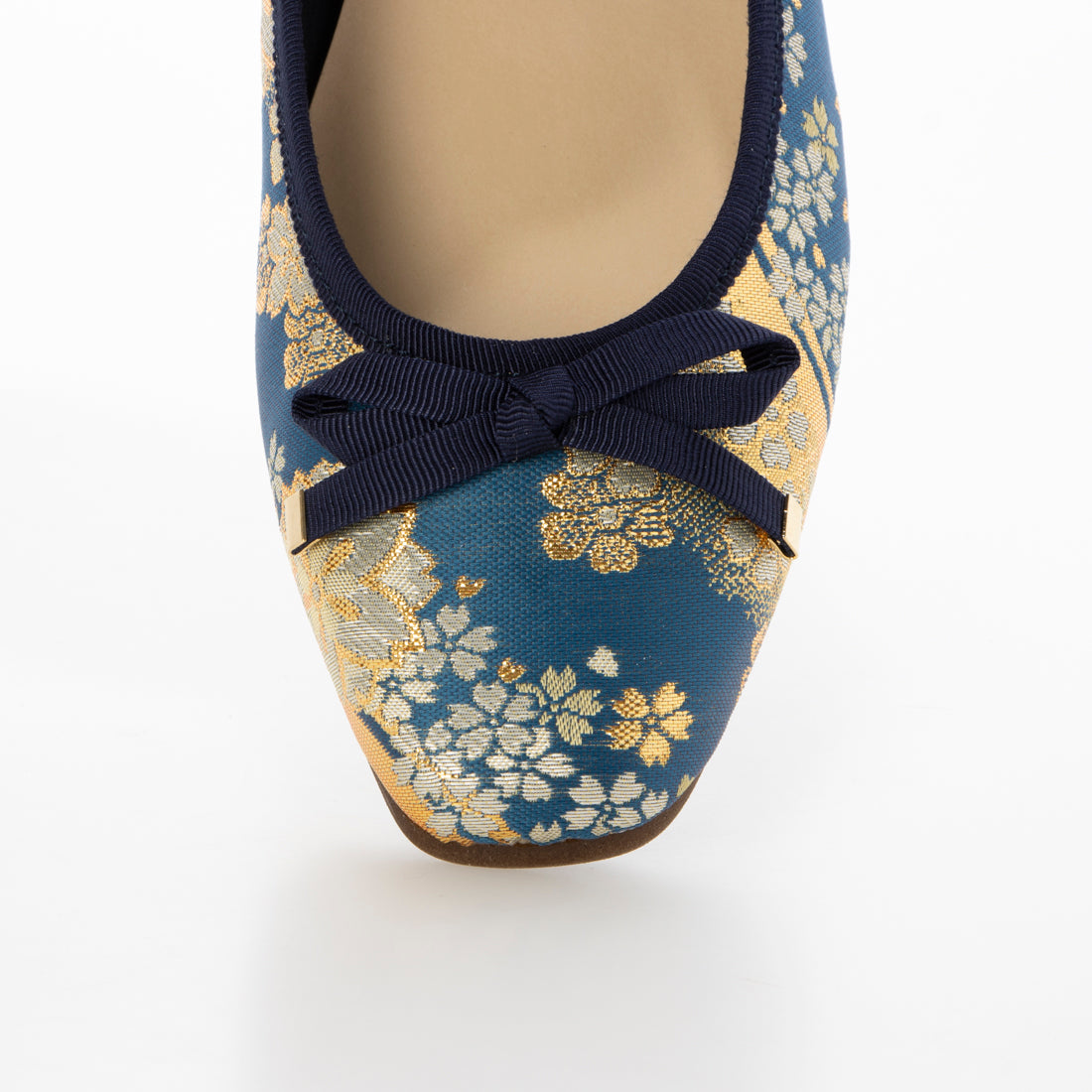 Hakimono (Footwear) [Made in Japan] [Footwear] [Patent Obtained Manufacturing Method] Flat shoes made from Nishijin-ori and kimono materials.