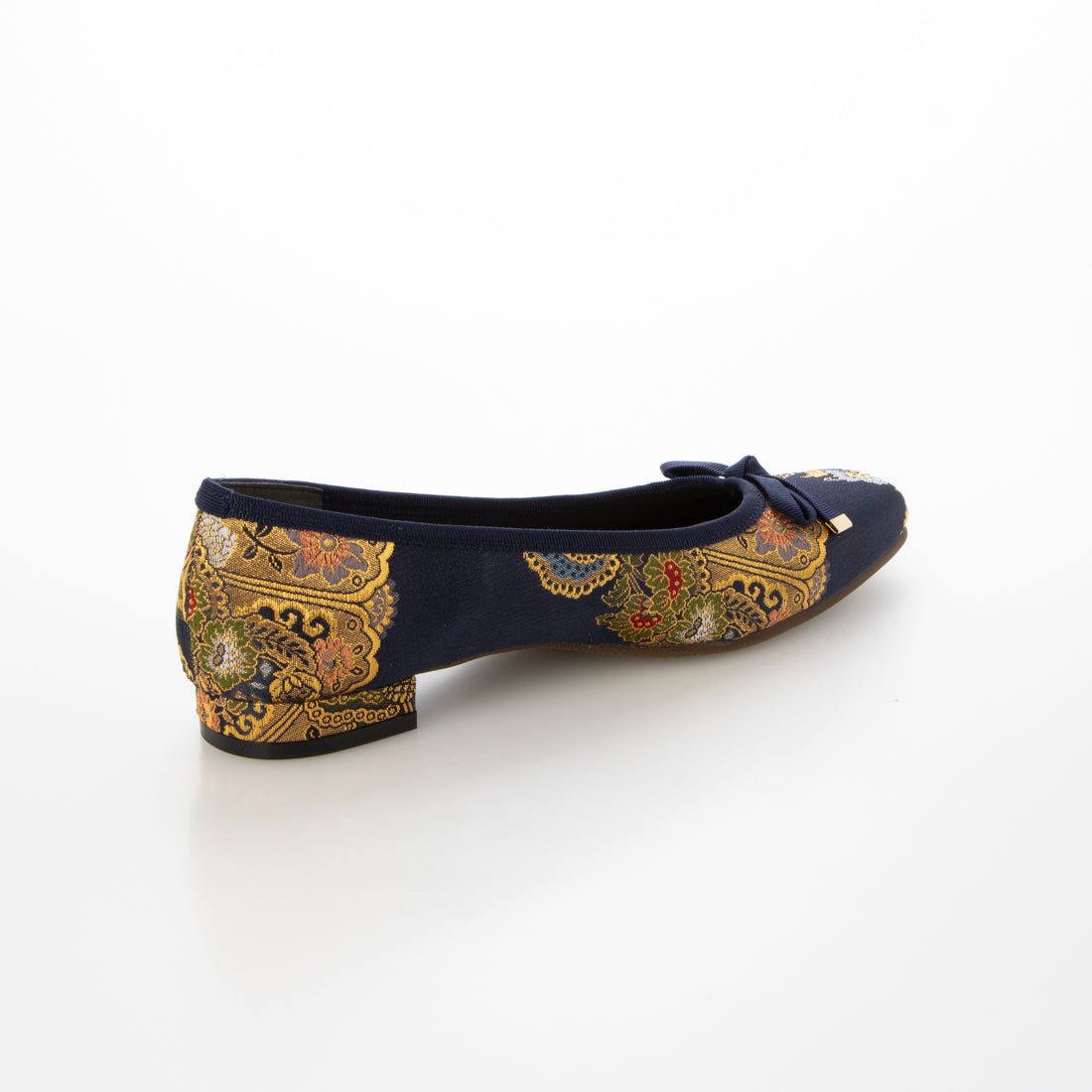 Hakimono (Footwear) [Made in Japan][Footwear][Patent Obtained Manufacturing Method] Flat shoes made from Nishijin-ori and kimono materials.
