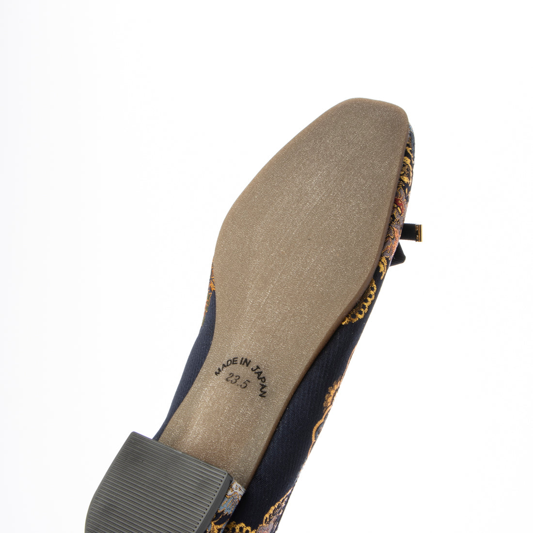 Hakimono (Footwear) [Made in Japan][Footwear][Patent Obtained Manufacturing Method] Flat shoes made from Nishijin-ori and kimono materials.