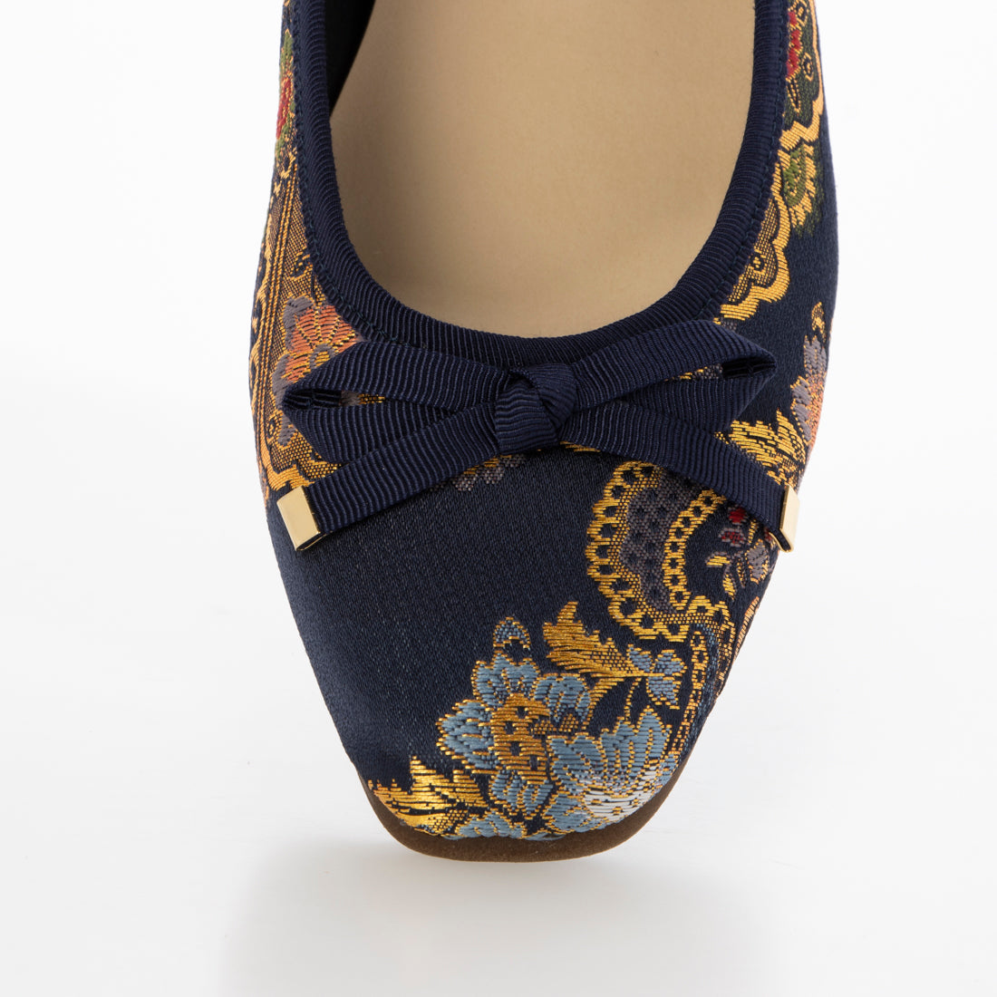 Hakimono (Footwear) [Made in Japan][Footwear][Patent Obtained Manufacturing Method] Flat shoes made from Nishijin-ori and kimono materials.