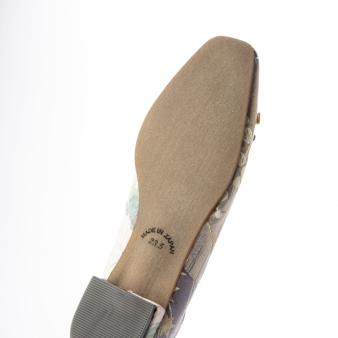 Hakimono (Footwear) [Made in Japan][Footwear][Patent Obtained Manufacturing Method] Flat shoes made from Nishijin-ori and kimono materials.