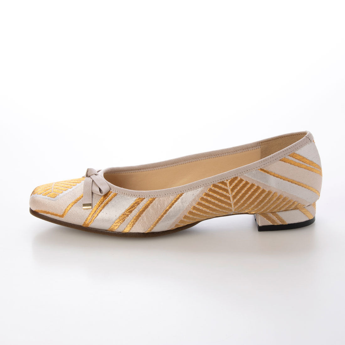 Hakimono (Footwear) [Made in Japan][Footwear][Patent Obtained Manufacturing Method] Flat shoes made from Nishijin-ori and kimono materials.