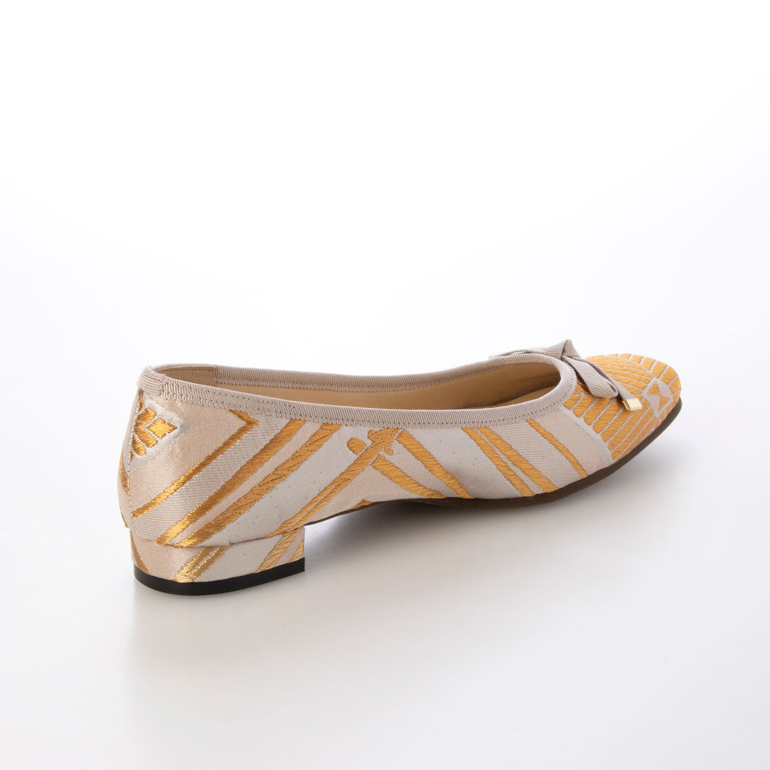 Hakimono (Footwear) [Made in Japan][Footwear][Patent Obtained Manufacturing Method] Flat shoes made from Nishijin-ori and kimono materials.
