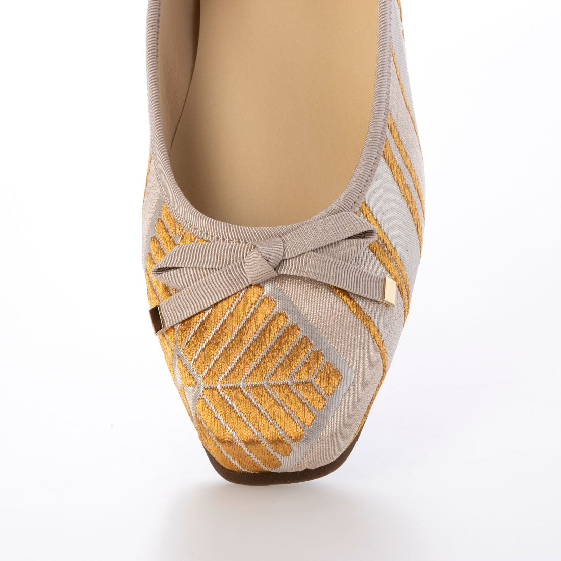 Hakimono (Footwear) [Made in Japan][Footwear][Patent Obtained Manufacturing Method] Flat shoes made from Nishijin-ori and kimono materials.