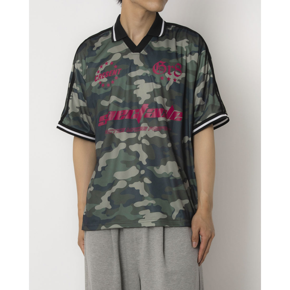 マガジンデモードコンタクト MAGASIN DE MODE CONTACT 総柄サッカーデザインTシャツ （カーキ） カーキ