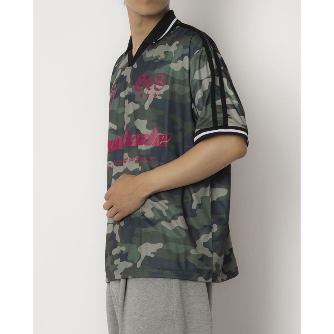 マガジンデモードコンタクト MAGASIN DE MODE CONTACT 総柄サッカーデザインTシャツ （カーキ） カーキ