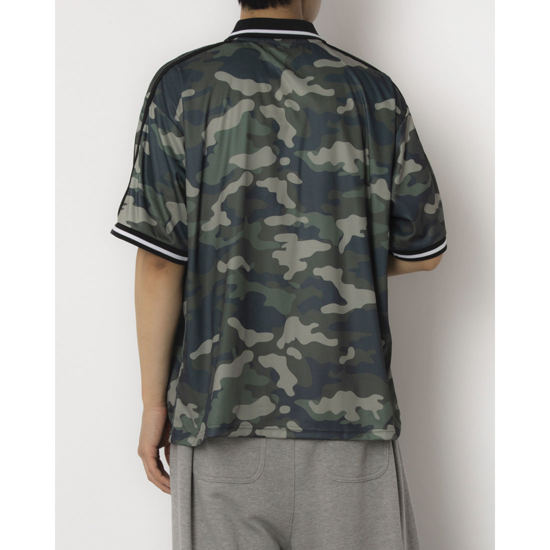 マガジンデモードコンタクト MAGASIN DE MODE CONTACT 総柄サッカーデザインTシャツ （カーキ） カーキ