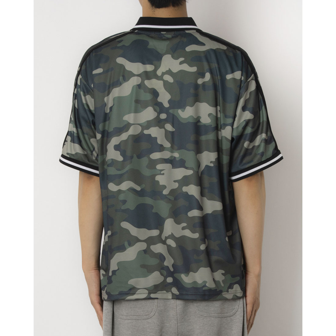 マガジンデモードコンタクト MAGASIN DE MODE CONTACT 総柄サッカーデザインTシャツ （カーキ） カーキ
