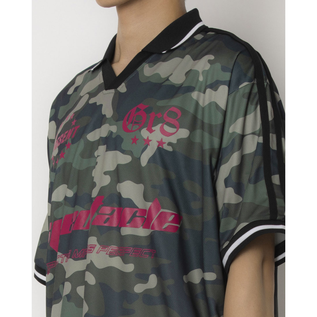 マガジンデモードコンタクト MAGASIN DE MODE CONTACT 総柄サッカーデザインTシャツ （カーキ） カーキ
