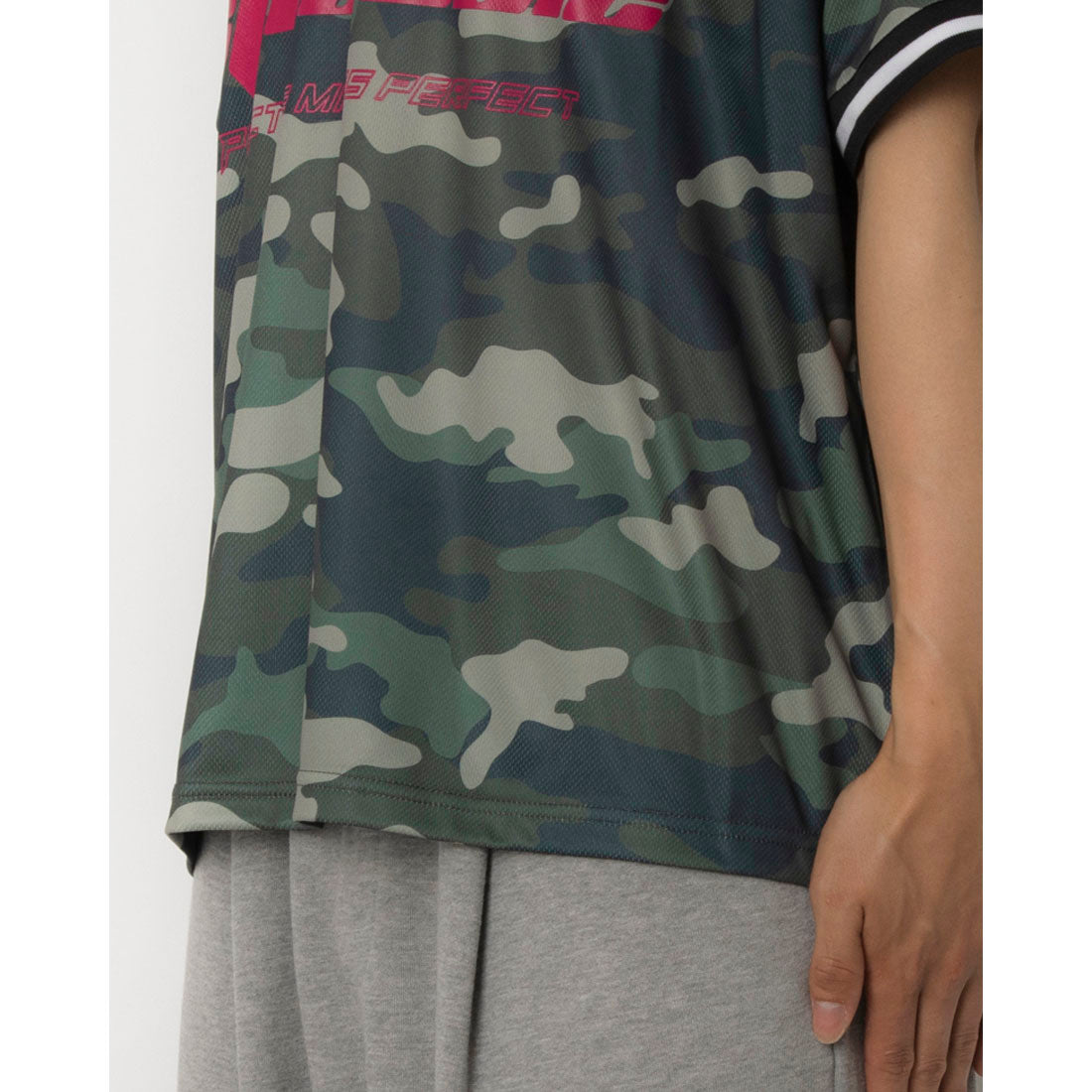 マガジンデモードコンタクト MAGASIN DE MODE CONTACT 総柄サッカーデザインTシャツ （カーキ） カーキ
