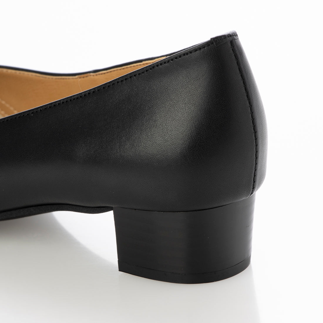 HIPS Soft V-cut leather pumps