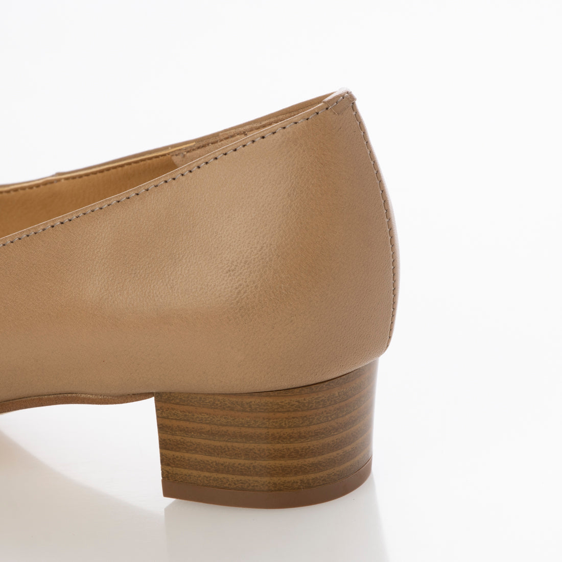 HIPS Soft V-cut leather pumps