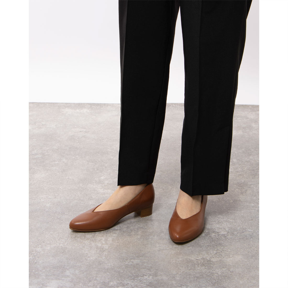 HIPS Soft V-cut leather pumps