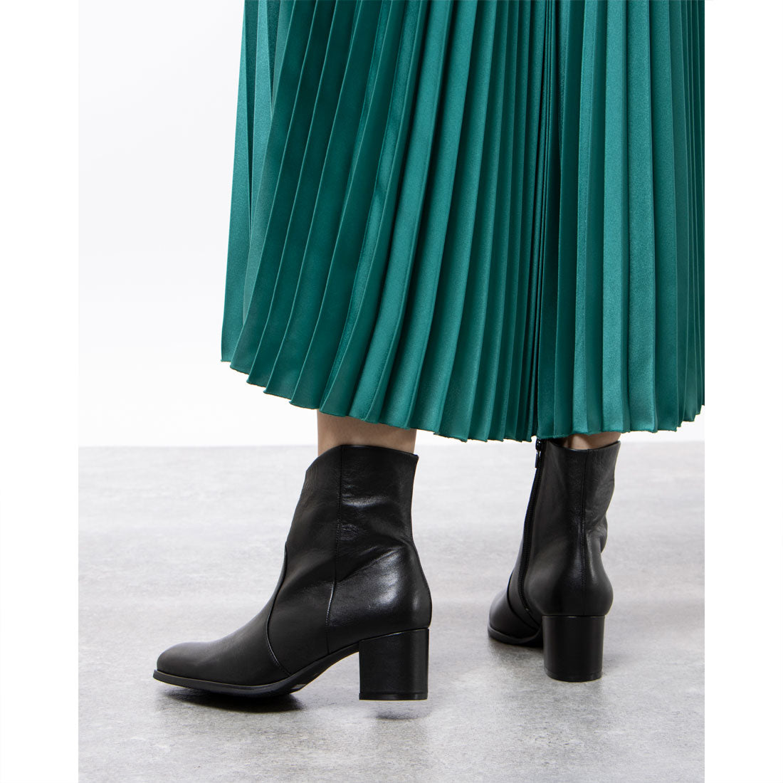 HIPS Soft Leather Western Cut Short Boots