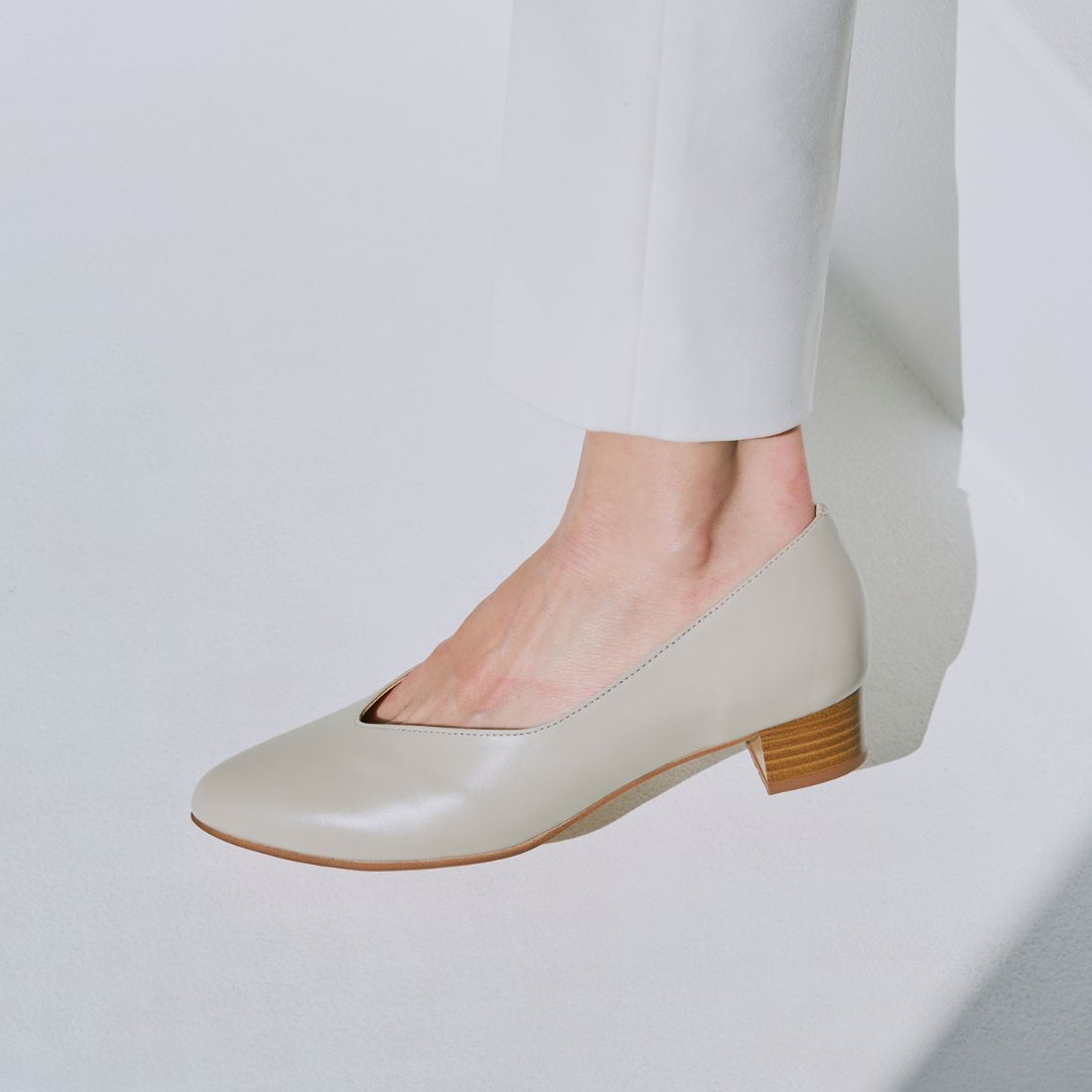 HIPS Soft V-cut leather pumps