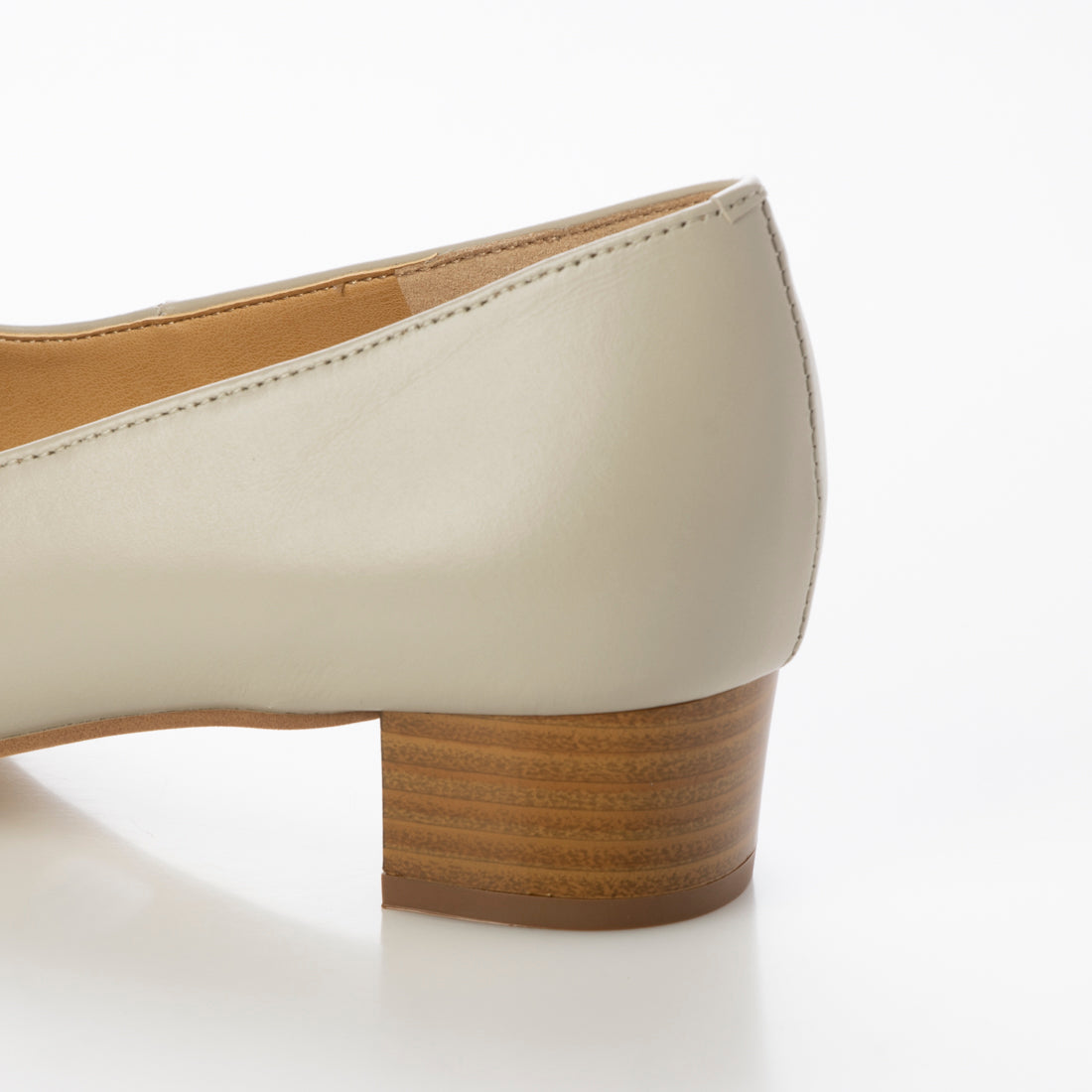 HIPS Soft V-cut leather pumps