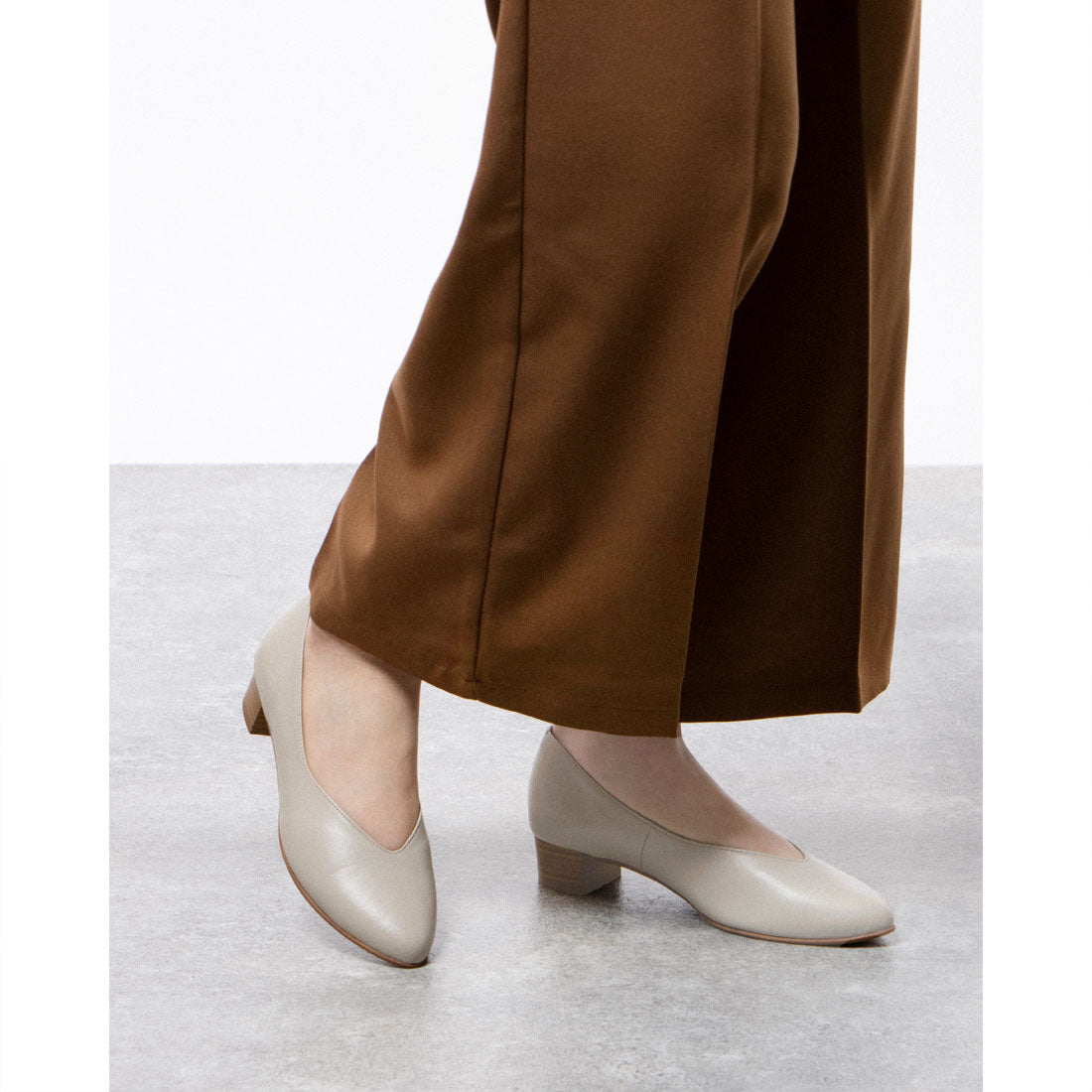 HIPS Soft V-cut leather pumps
