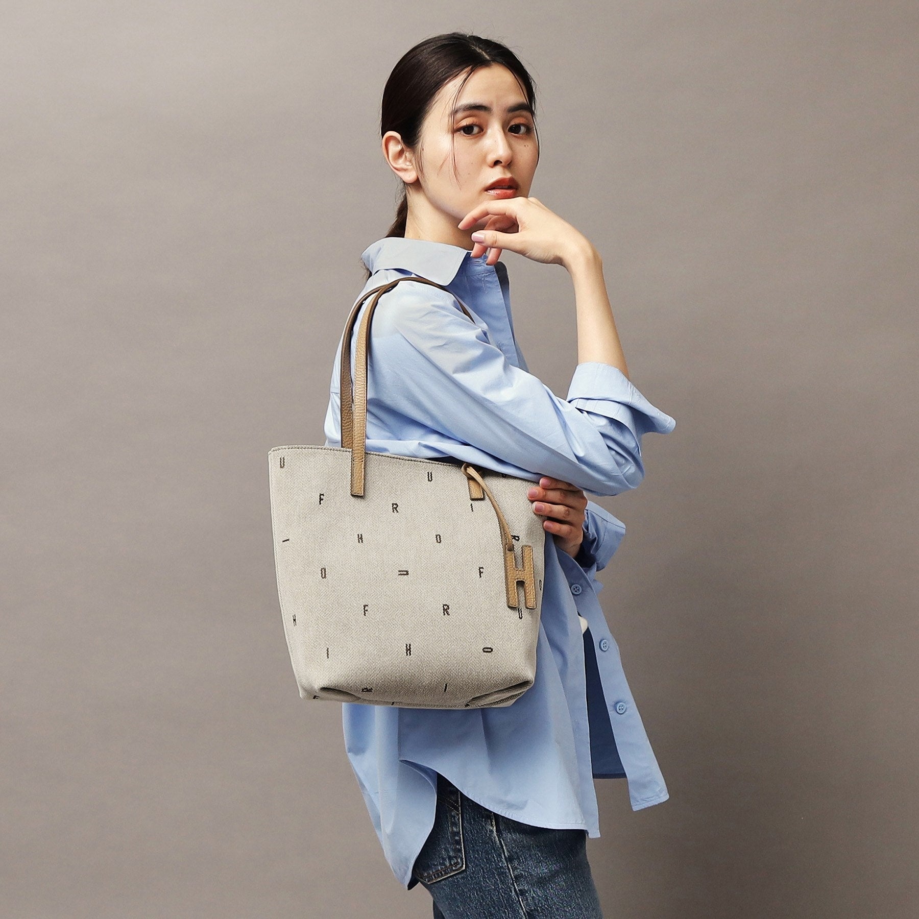 ヒロフ HIROFU 【ジータ】ジャガード レザーコンビ トートバッグ M 本革（商品番号：P25-39518） （タイドブルー(796)） タイドブルー(796)