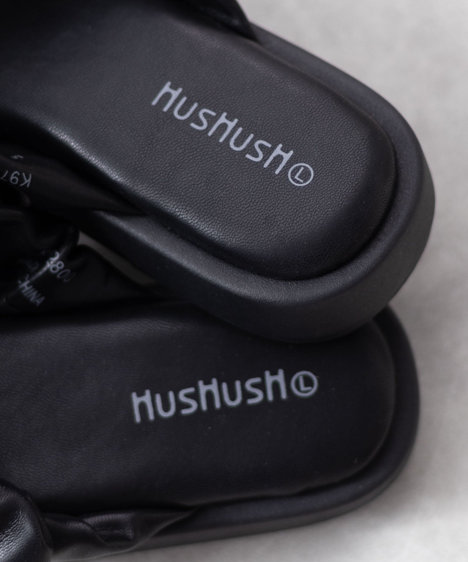 ハッシュアッシュ HusHusH クシュクシュサンダル （ブラック） ブラック