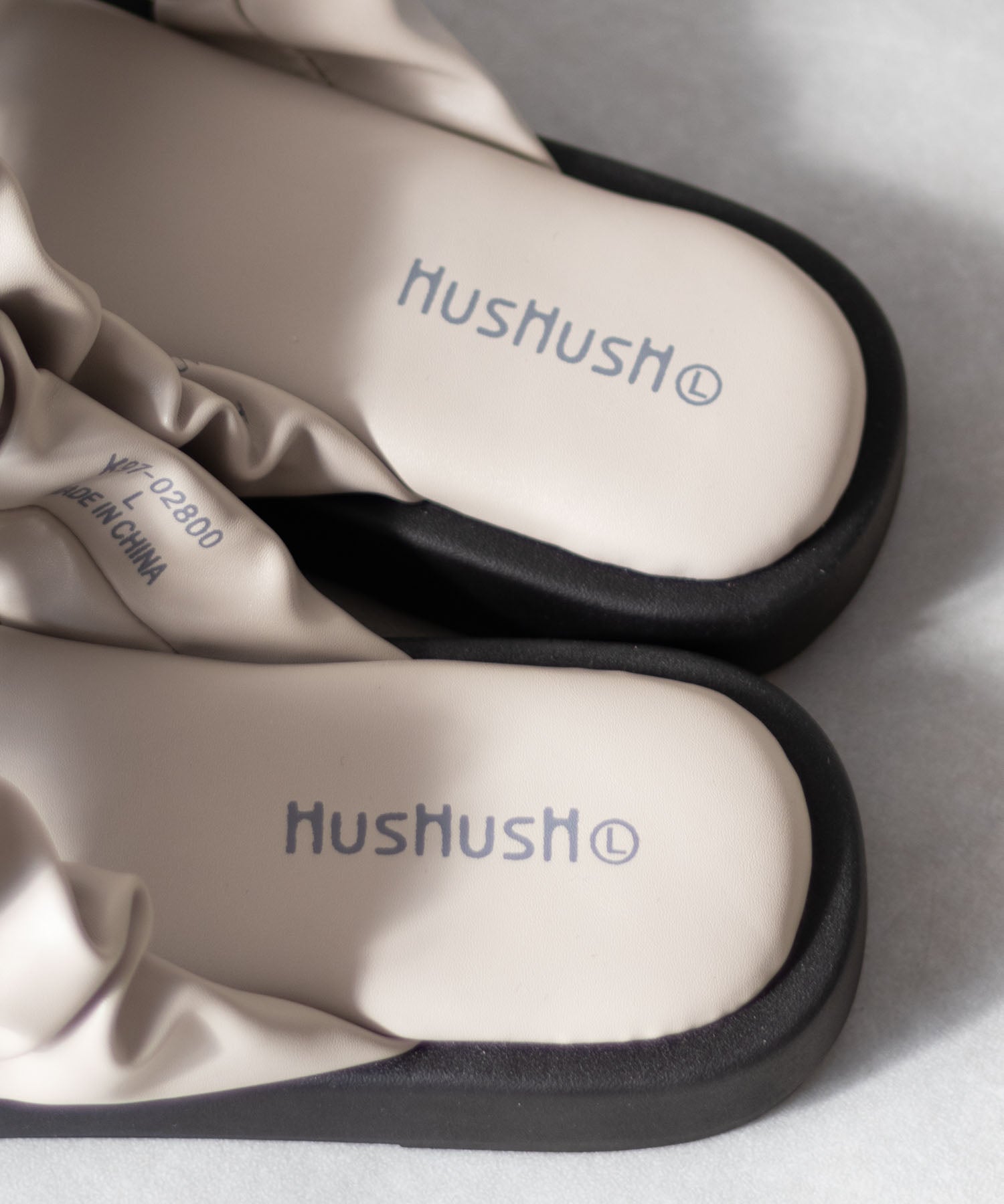 ハッシュアッシュ HusHusH クシュクシュサンダル （ブラック） ブラック