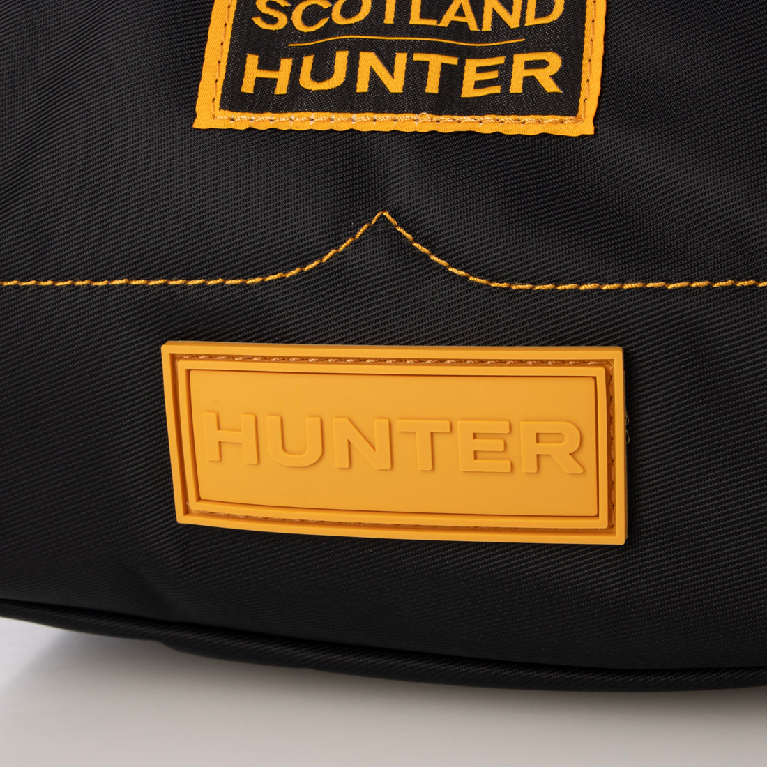 ハンター HUNTER ナイロン ミディ ホーボー ボーン イン スコットランド （ブラック / リッチオーカー） ブラック / リッチオーカー