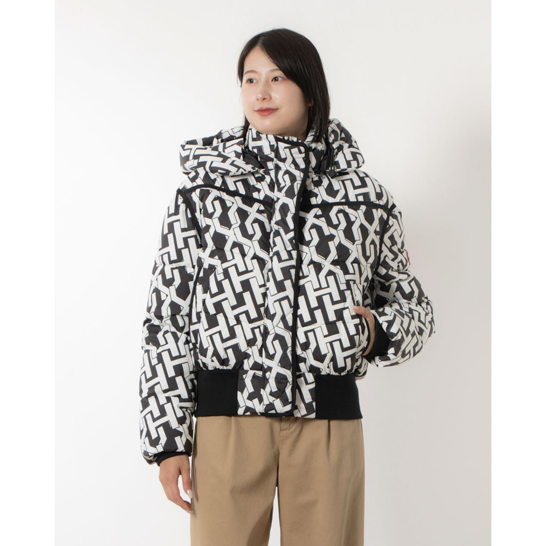 ハンター HUNTER W INTREPID MIDWEIGHT HPRINT SHORT PUFFER,BK/WHT
