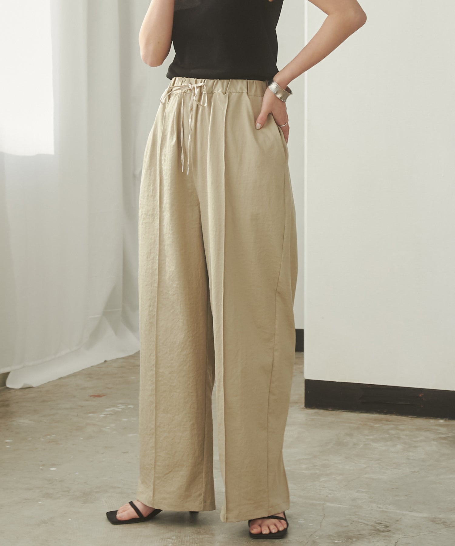 Hunch Back Slit Stretch Pants
