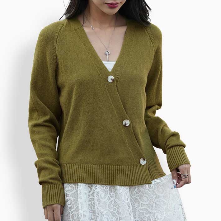 Aika Cashmere-like softness and excellent stretchability Short length Diagonal button Long sleeve Knit cardigan