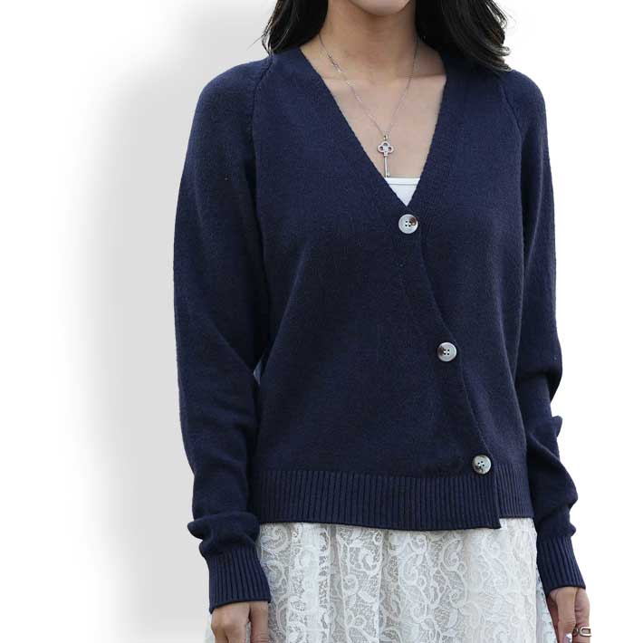 Aika Cashmere-like softness and excellent stretchability Short length Diagonal button Long sleeve Knit cardigan