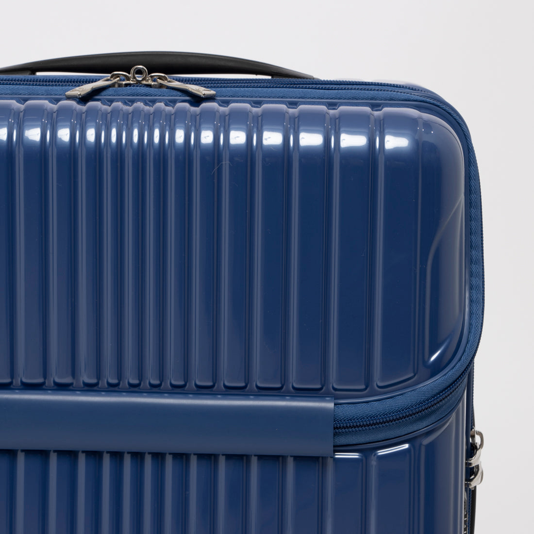 アジア・ラゲージ Asia Luggage トップオープン / 高純度ポリカーボネイト100% / 2way式TSAロック搭載 / 15インチPC収納可能/軽量/機内持ち込みサイズ ALI-6000TP-18 [2?3泊] 37L （アッシュブルー） アッシュブルー