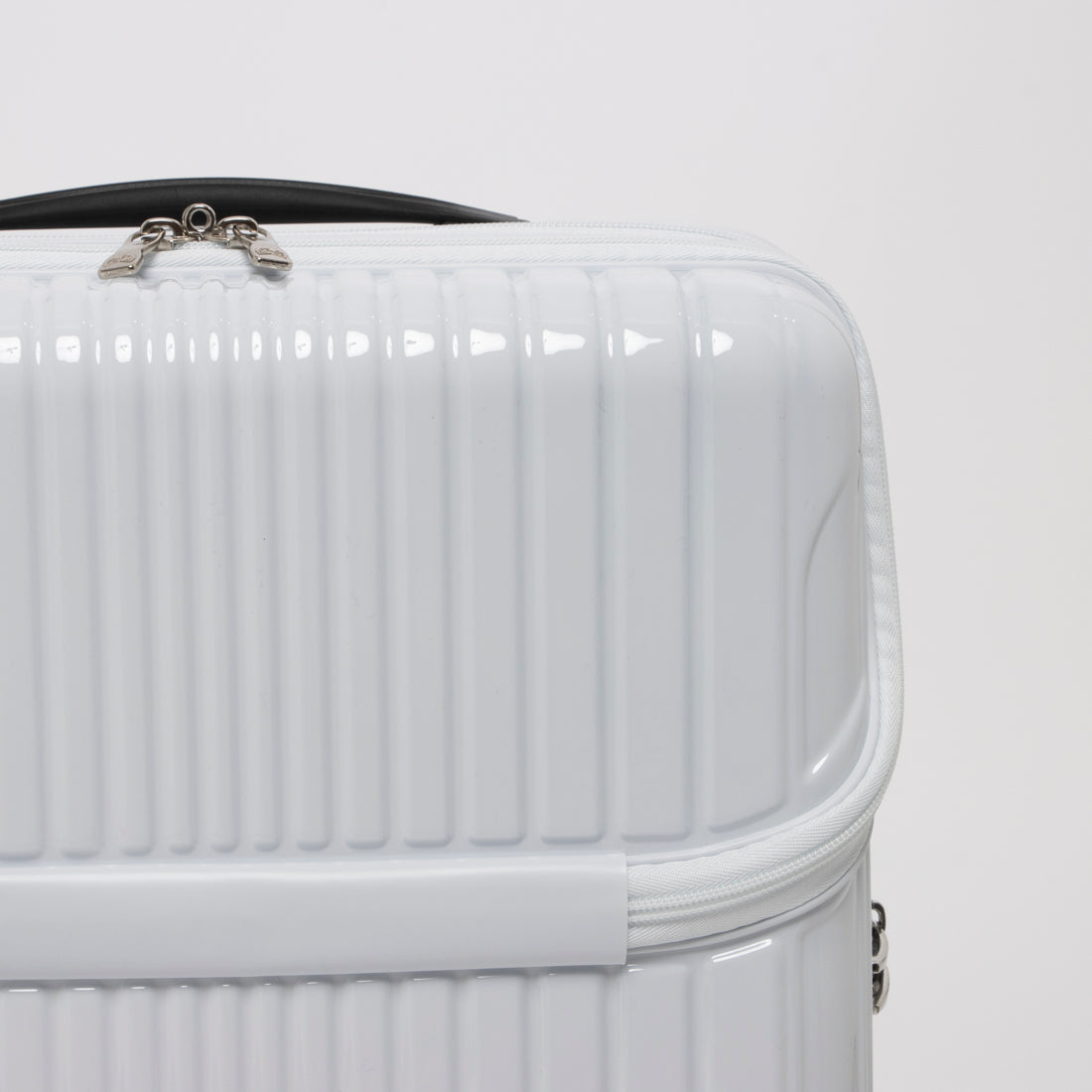 アジア・ラゲージ Asia Luggage トップオープン / 高純度ポリカーボネイト100% / 2way式TSAロック搭載 / 15インチPC収納可能/軽量/機内持ち込みサイズ ALI-6000TP-18 [2?3泊] 37L （ホワイト） ホワイト