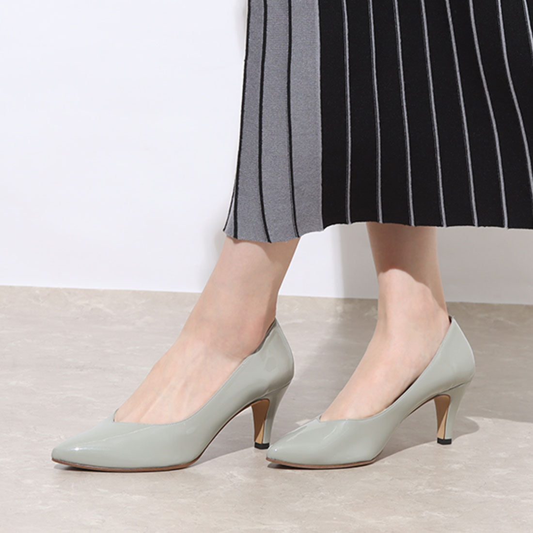 アイケープラス IKplus 【日本製】【ネット限定】【レイン対応】美脚スタイルポインテッドトゥブイカットパンプス【晴雨兼用】■ブラックスムース■