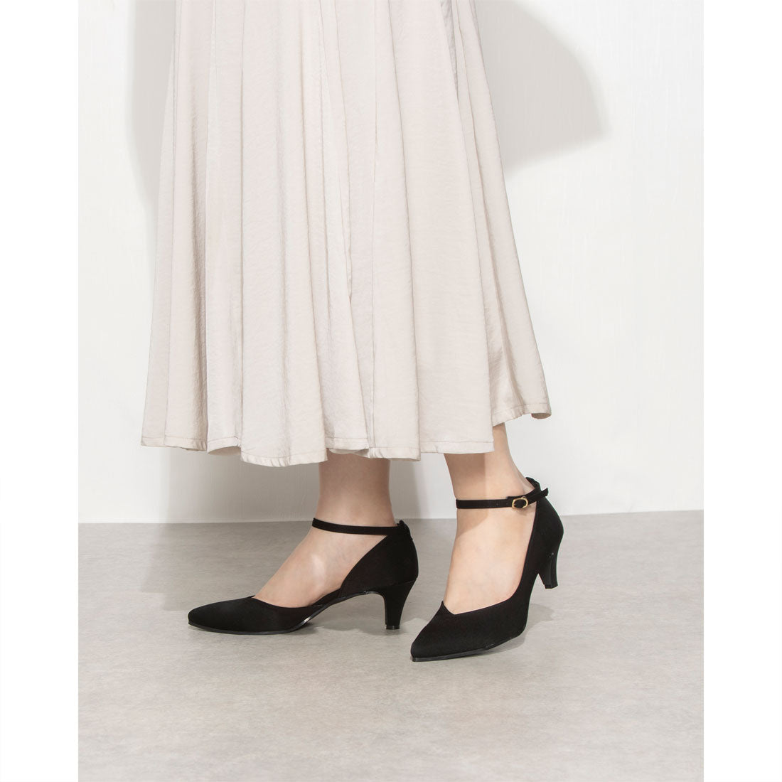 IKplus 【Made in Japan】【Rain Compatible】Beautiful Leg Posture V-Cut Line Neck Belt Pumps【For Both Sunny and Rainy Weather】 1935 black Dorkray Satin Mary Jane